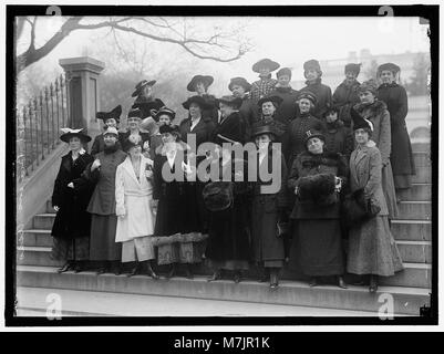 Una delegazione della Corset Buyers Association, parte del più ampio movimento sindacale, visita la Casa Bianca. L'evento evidenzia l'intersezione degli interessi del lavoro con l'impegno politico all'inizio del XX secolo. Foto Stock