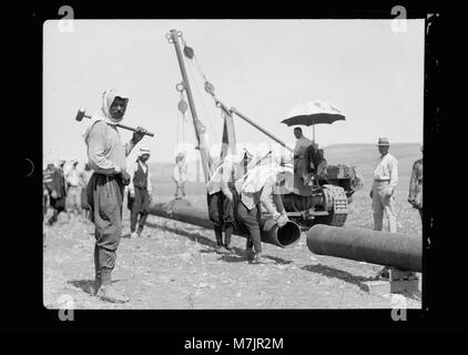 Posa del Iraq Petroleum Company la tubazione per tutta la pianura di Esdraelon, luglio 1933. Tubi di oscillazione in posizione. Il trattore gru al lavoro matpc LOC.15774 Foto Stock