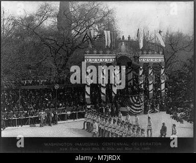 Un'immagine storica dei cadetti del Massachusetts che partecipano alla celebrazione inaugurale del centenario di Washington a New York nel 1889, in occasione del 100° anniversario dell'inaugurazione di George Washington. Foto Stock