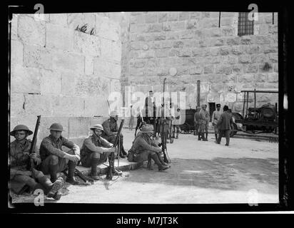 Le truppe britanniche sono di guardia alla porta di Jaffa durante le rivolte del 1929 in Palestina, un periodo di disordini civili tra ebrei e arabi. L'immagine raffigura soldati con caschi in acciaio e baionette fisse, mostrando l'atmosfera tesa durante il conflitto. Foto Stock