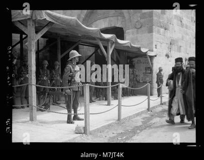 Gli eventi della Palestina. Il 1929 tumulti, agosto 23 a 31. Le truppe e le pistole di macchina a Porta di Jaffa sul seguente Neby Mousa (cioè, Nebi Musa) celebrazione. Precauzione contro l arrivo di Hebron folla matpc LOC.15735 Foto Stock