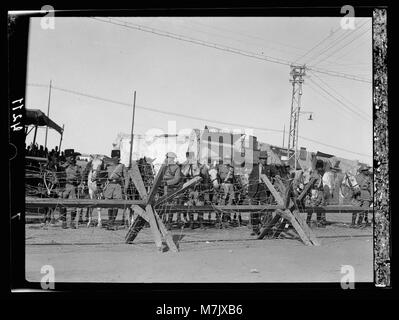 Dimostrazioni araba su 13 ottobre e 27, 1933. In Gerusalemme e Jaffa. Reticolati di filo su Jaffa Square. Preparazione della polizia per ott. 27 LOC matpc.15786 Foto Stock