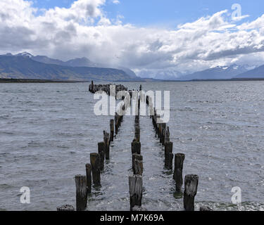 Il Molo Vecchio (Muelle Historico) in Almirante Montt golfo in Patagonia - Puerto Natales, regione di Magallanes, Cile Foto Stock