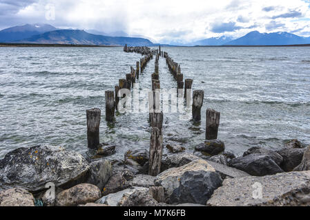 Il Molo Vecchio (Muelle Historico) in Almirante Montt golfo in Patagonia - Puerto Natales, regione di Magallanes, Cile Foto Stock