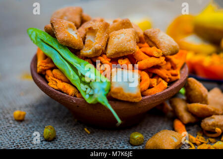 Close up di antipasto indiano, tikha gathiya, bhavnagri gathiya, servita come snack con peperoncino verde con insalata e una tazza di tè, taglio chai.; Foto Stock