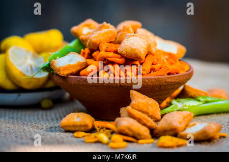 Close up di antipasto indiano, tikha gathiya, bhavnagri gathiya, servita come snack con peperoncino verde con insalata e una tazza di tè, taglio chai.; Foto Stock