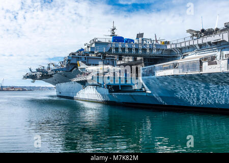 SAN DIEGO, CALIFORNIA, STATI UNITI D'AMERICA - USS Midway portaerei e il museo marittimo ormeggiato sul lungomare nel centro cittadino di San Diego su Harbor Drive. Foto Stock