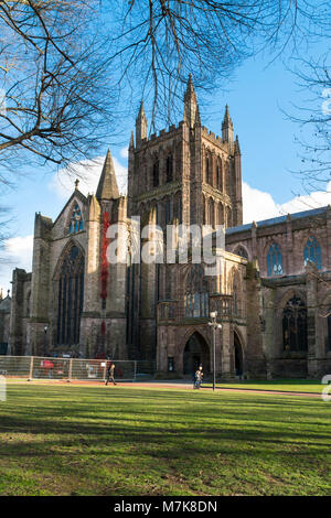 La costruzione in corso di papaveri finestra piangendo a Hereford Cathedral Regno Unito Marzo 2018 Foto Stock