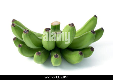 Grappolo di banane verdi isolati su sfondo bianco Foto Stock