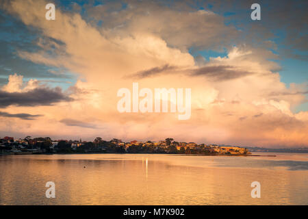 Colorato nuvoloso sunrise a Applecross sul Fiume Swan Foto Stock