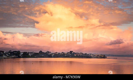 Colorato nuvoloso sunrise a Applecross sul Fiume Swan Foto Stock