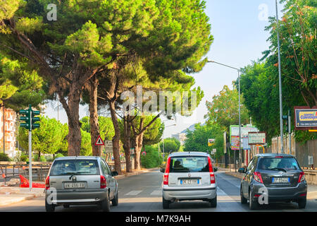 Palermo, Italia - 16 Settembre 2017: Street view su strada con vetture a Palermo in Sicilia in Italia Foto Stock