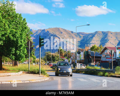 Palermo, Italia - 16 Settembre 2017: auto sulla strada a Palermo in Sicilia in Italia Foto Stock