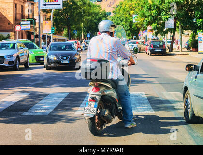 Palermo, Italia - 16 Settembre 2017: Street view con gli scooter su strada a Palermo in Sicilia in Italia Foto Stock