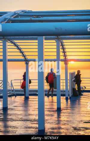 Palermo, Italia - 16 Settembre 2017: i passeggeri a bordo di una nave traghetto al mar Mediterraneo a Palermo, Sicilia, Italia Foto Stock