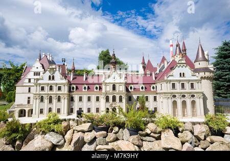 KOWARY, Polonia - Luglio 12, 2017: modello del favoloso castello di Moszna, nei pressi di Opole nel Parco delle Miniature Foto Stock