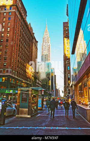 New York, Stati Uniti d'America - 26 Aprile 2015: East 42th Street e Madison Avenue con una vista al Chrysler Building. In Midtown Manhattan, a New York City, USA. A Foto Stock