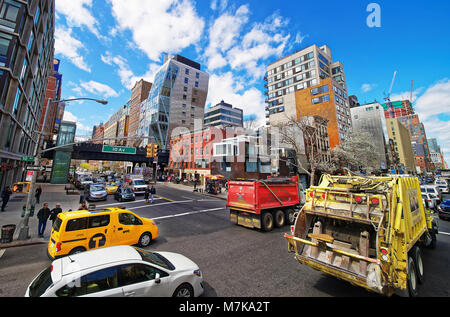 New York, Stati Uniti d'America - 24 Aprile 2015: Intersezione del 10th Avenue e West 23rd Street nel centro cittadino di Manhattan, New York, New York, USA. I turisti in s Foto Stock