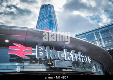 Un Blackfriars grattacielo telai su Blackfriars Bridge Station, ingresso sud, Londra, Regno Unito Foto Stock