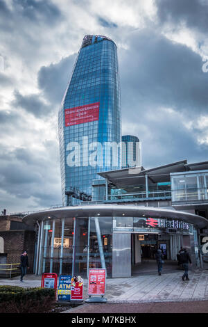 Un Blackfriars grattacielo telai su Blackfriars Bridge Station, ingresso sud, Londra, Regno Unito Foto Stock