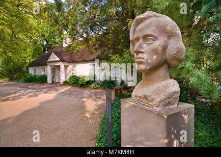 Varsavia, Polonia - 20 agosto: Statua di Frederick Chopin nel parco contro il suo luogo di nascita - piccolo maniero su agosto 20, 2016 in Zelazowa Wola, Po Foto Stock