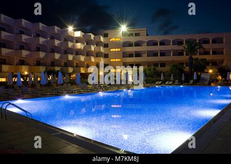 IALYSSOS, Grecia - 03 Maggio: illuminati Piscina di Ialyssos Bay Hotel durante la notte il Maggio 03, 2016 in Ialyssos, Grecia Foto Stock