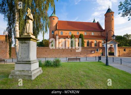 BROCHOW, Polonia - 20 agosto: Statua di San Rocco di fronte difensivo unica chiesa di San Rocco e San Giovanni Battista il 20 agosto 2016 in Brochow Foto Stock