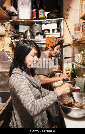 Una madre e figlia cucina in un ristorante cucina nella città di New York. Foto Stock