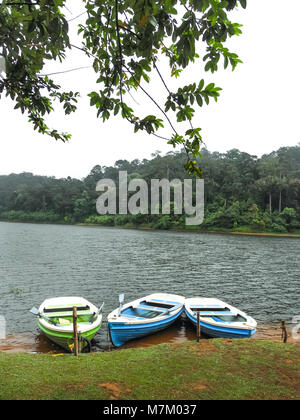 THEKKADY Kerala, India - DEC. 16, 2011: tre barche a vuoto di fronte al lago del Periyar in del Periyar Wildlife Sanctuary, Kumily Kerala, India Foto Stock