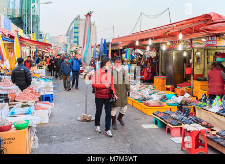 Busan, Corea del Sud - Marzo 12, 2016: i clienti in strada mercato del pesce di Jagalchi in Busan, Corea del Sud Foto Stock