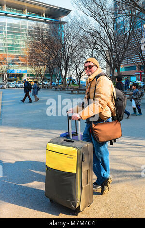 Busan, Corea del Sud - Marzo 12, 2016: Passeggeri con sacchetti lugagge presso la stazione ferroviaria di Busan, Corea del Sud Foto Stock