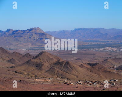 Atlas rocciose montagne paesaggio gamma nel sud-est del Marocco vicino al vecchio villaggio di Oulad Foto Stock