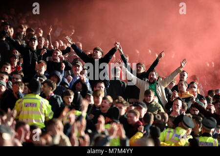 Il Nottingham Forest fans gesto verso Derby County tifosi durante il cielo di scommessa match del campionato al suolo città di Nottingham. Foto Stock