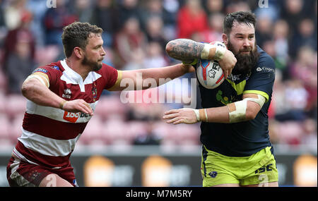 Wakefield Trinità di Craig Huby è affrontato da Wigan Warriors Sean O'Loughlin, durante la Betfred Super League match al DW Stadium, Wigan. Foto Stock