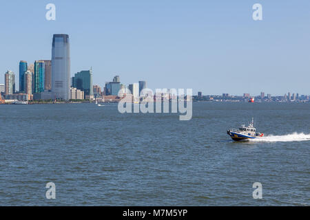 New York, Stati Uniti d'America- Agosto 26, 2017: NYPD imbarcazione di pattuglia East River. Sullo sfondo una vista panoramica su New Jersey grattacieli. Mattinata estiva in NYC. Foto Stock