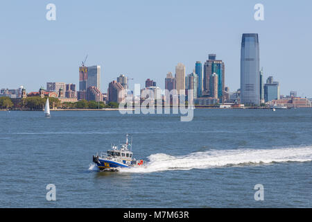 New York, Stati Uniti d'America- Agosto 26, 2017: NYPD imbarcazione di pattuglia East River. Sullo sfondo una vista panoramica su New Jersey grattacieli. Mattinata estiva in NYC. Foto Stock