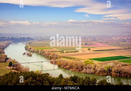 Il fiume Ebro, Spagna, passando vicino a Mora la Nova e Mora d'Ebre Foto Stock