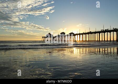 Huntington Beach Pier al tramonto Foto Stock