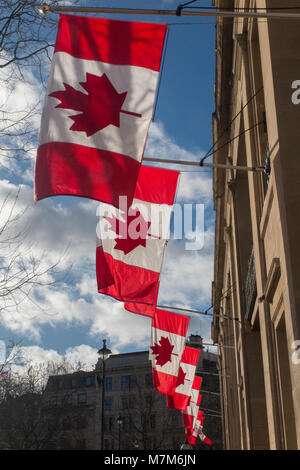 Bandiere fuori l'Ambasciata canadese a Londra Foto Stock