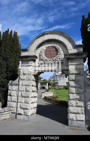 Arco del memoriale all'entrata Jones Park off Thames Street, Oamaru, Otago, Nuova Zelanda in memoria di George Jones. Foto Stock