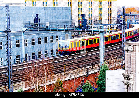 Berlino (Germania): Bahngleise und Bürohäuser; le vie e i blocchi degli uffici Foto Stock