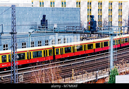 Berlino (Germania): Bahngleise und Bürohäuser; le vie e i blocchi degli uffici Foto Stock