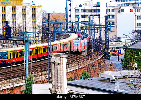 Berlino (Germania): Bahngleise und Bürohäuser; le vie e i blocchi degli uffici Foto Stock