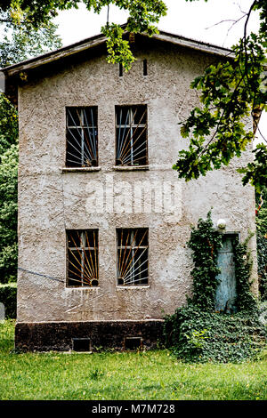 Haus mit Fenstern vergitterten; Casa con finestre sbarrate Foto Stock