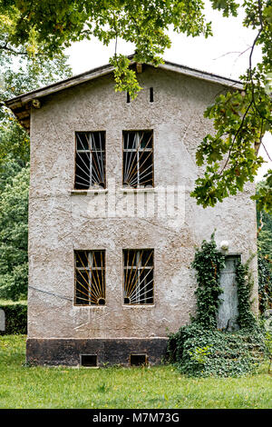 Haus mit Fenstern vergitterten; Casa con finestre sbarrate Foto Stock