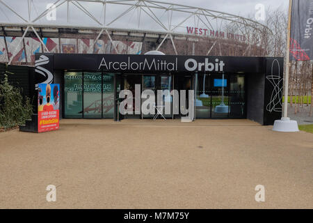 Ingresso al 114,5 m tall ArcelorMittal Orbit torre di osservazione nel Queen Elizabeth Olympic Park a Londra. Regno Unito la più grande scultura. Foto Stock