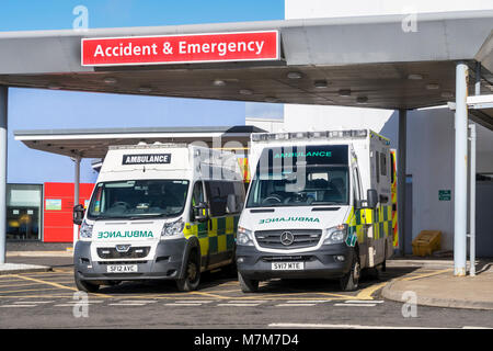 Due ambulanze parcheggiate fuori il pronto soccorso di Crosshouse University Hospital, Crosshouse, Ayrshire, in Scozia Foto Stock