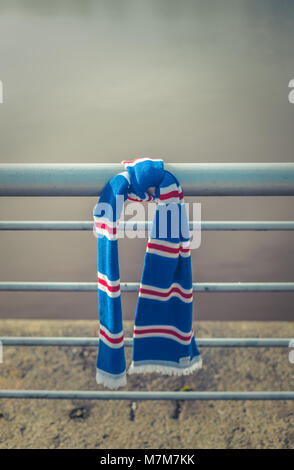 GLASGOW, Regno Unito â€" 11 marzo - Un Rangers Football Club sciarpa legata a una ringhiera su un Match Day Foto Stock