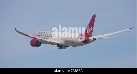 Virgin Atlantic Airways Boeing 787 Dreamliner G-VAHH in partenza dall'aeroporto di Heathrow LHR Foto Stock