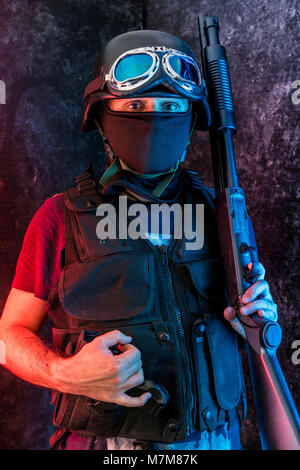 Ladro, uomo armato di fucile e giubbotto antiproiettile Foto Stock